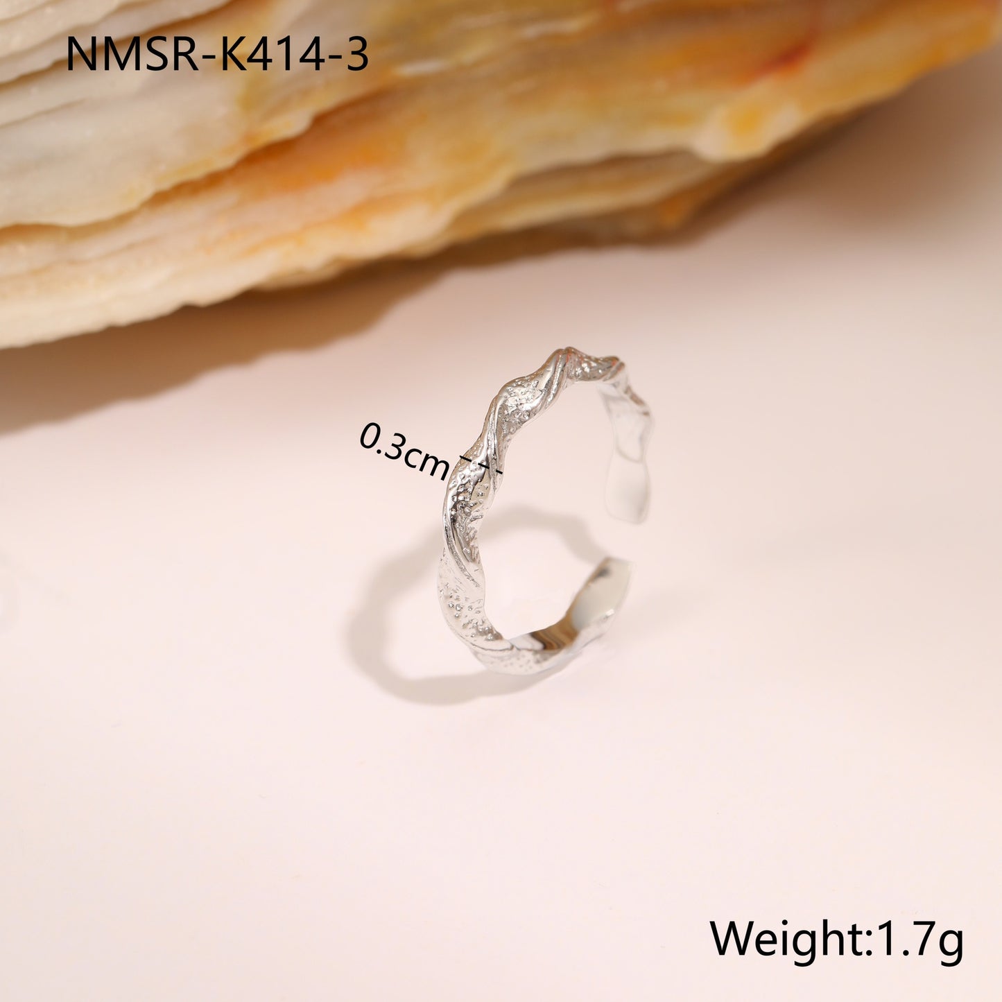 Anello regolabile minimalista geometrico in acciaio al titanio martellato da donna con finitura placcata