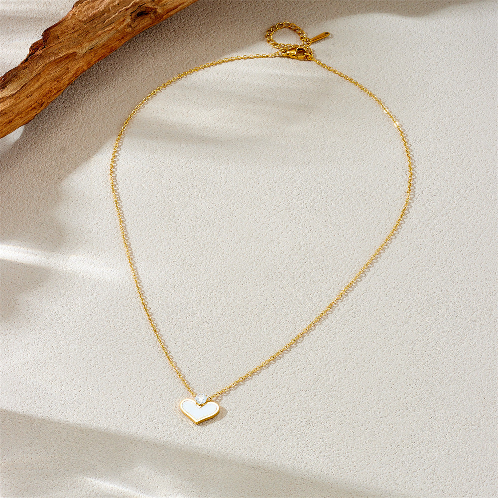 Collana con pendente in abalone bianco a forma di cuore, impreziosito da strass, in stile minimalista, in acciaio inossidabile placcato oro con catenina a maglie tonde