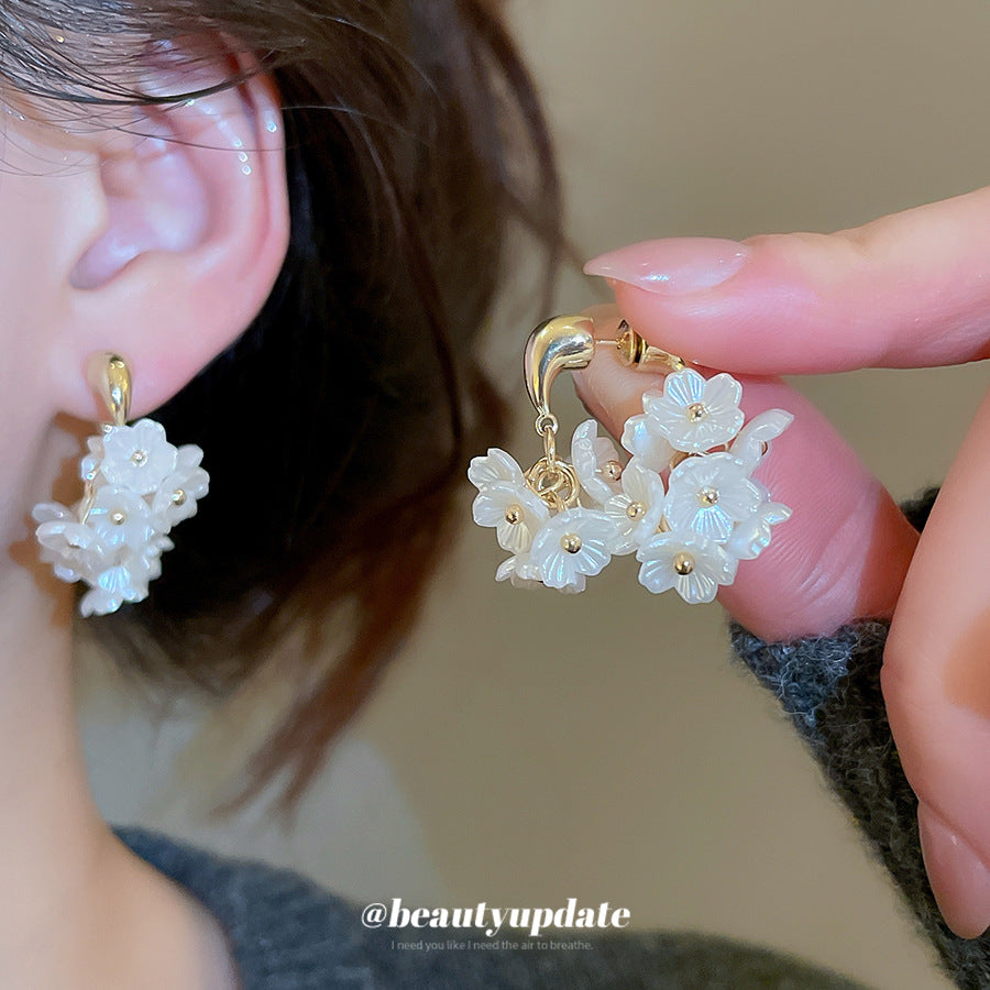 Orecchini a Perno Eleganti con Perle Floreali e Perni in Acciaio Placcato Oro da Donna