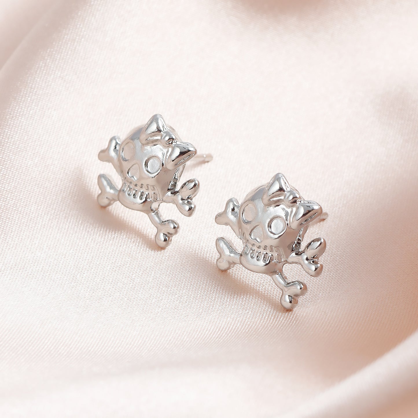 Vintage Gothic Skull Stud Earrings for Women with Electroplated Metal Construction and Geometric Design