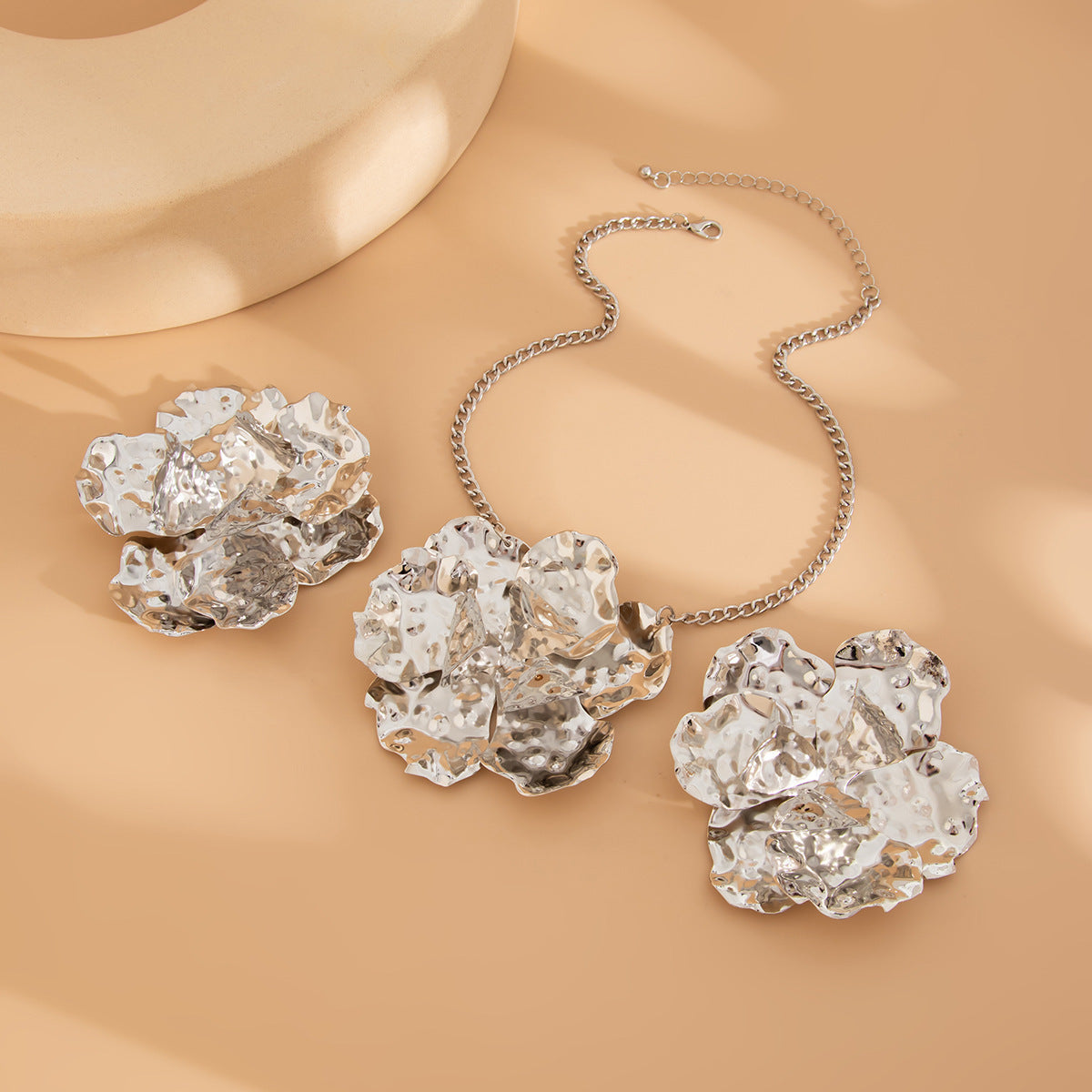 Set collana vintage floreale geometrica in metallo da donna con ciondolo a fiore 3D e catena a O elettrolitica