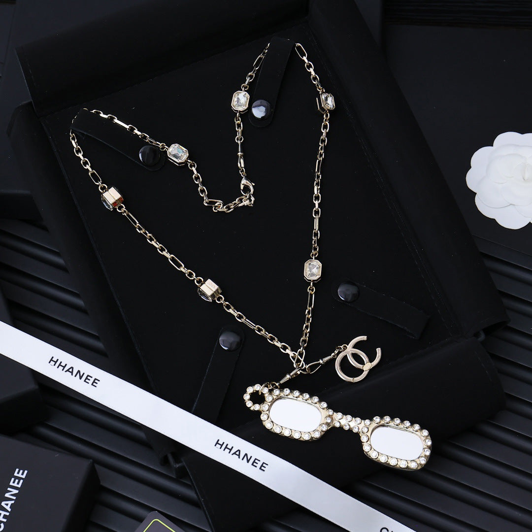 Collana con ciondolo a forma di lettera in ottone placcato oro di lusso con cristalli per donna