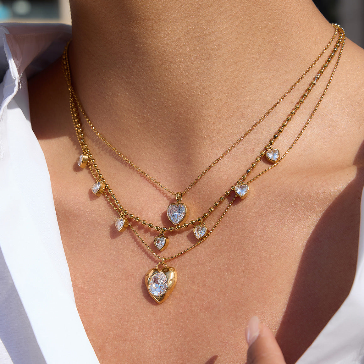 Collar con colgante de corazón minimalista de acero de titanio con chapado en oro al vacío PVD para mujer
