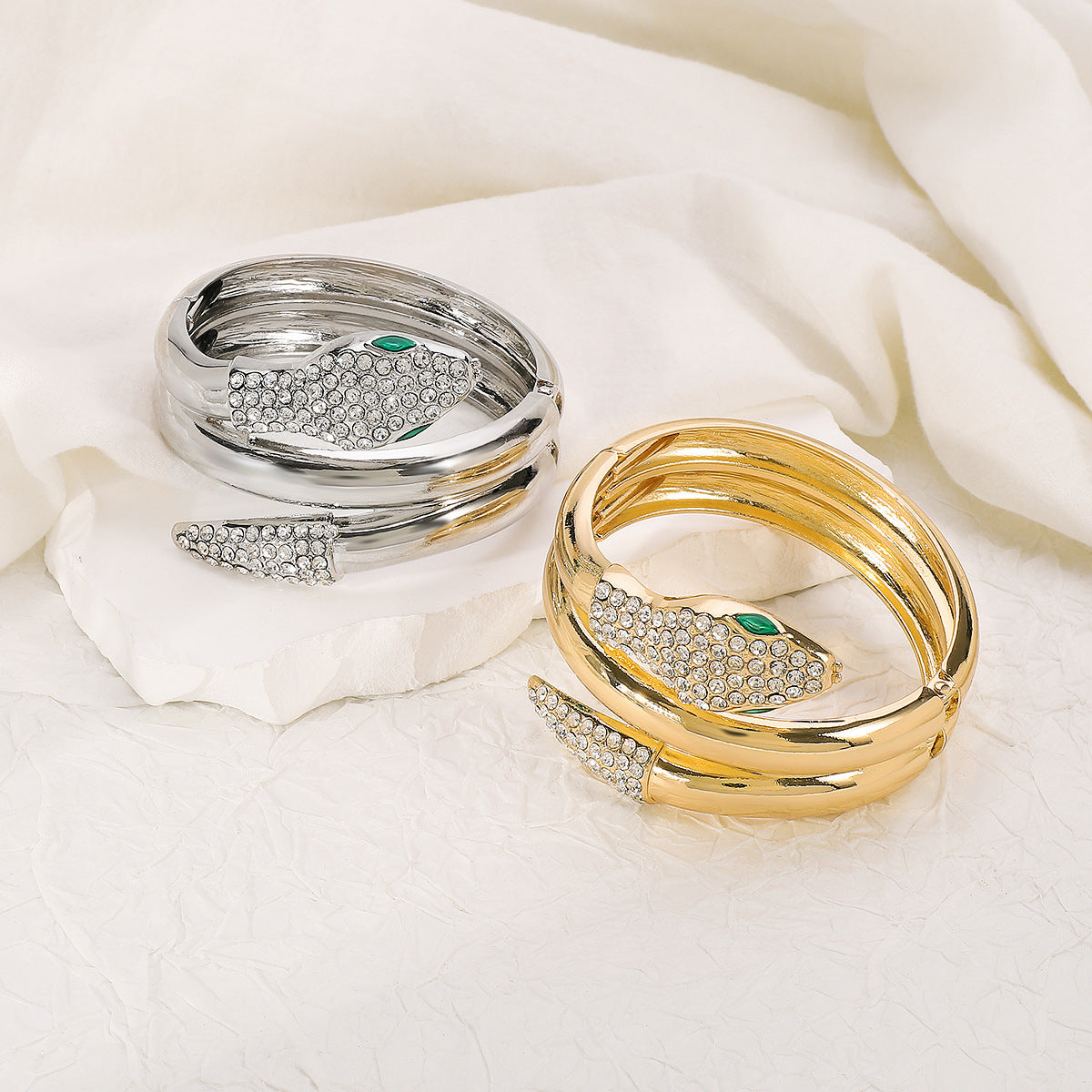 Bracciale rigido geometrico irregolare dolce e grintoso con base in lega galvanizzata, catena a serpente intarsiata di perle, design con apertura elastica