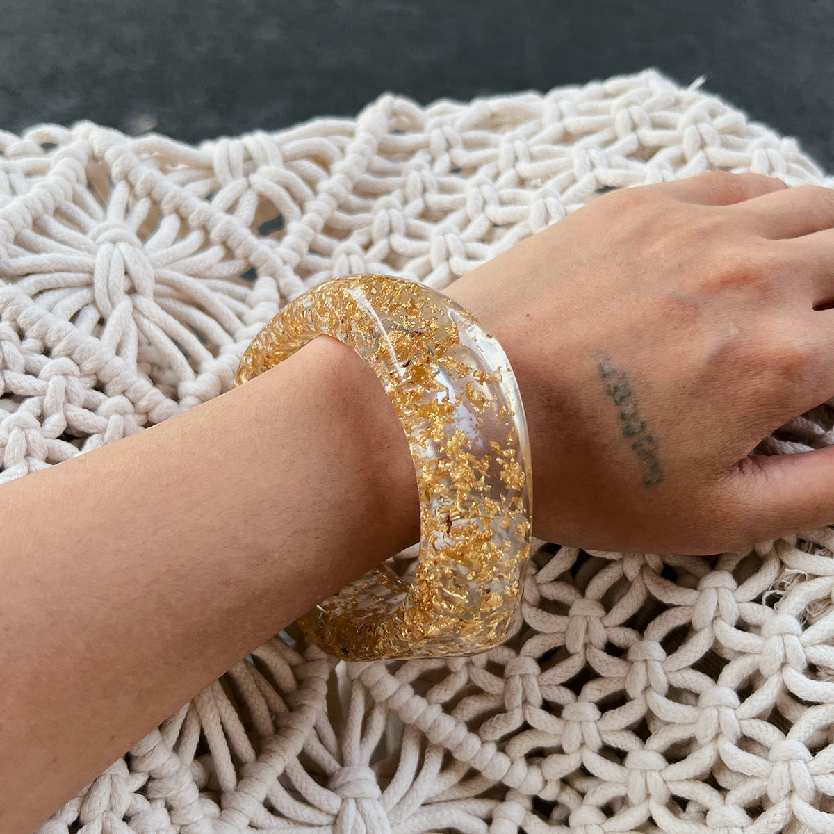 Bracciale rigido largo in lega placcata oro con effetto marmorizzato, design geometrico minimalista da donna