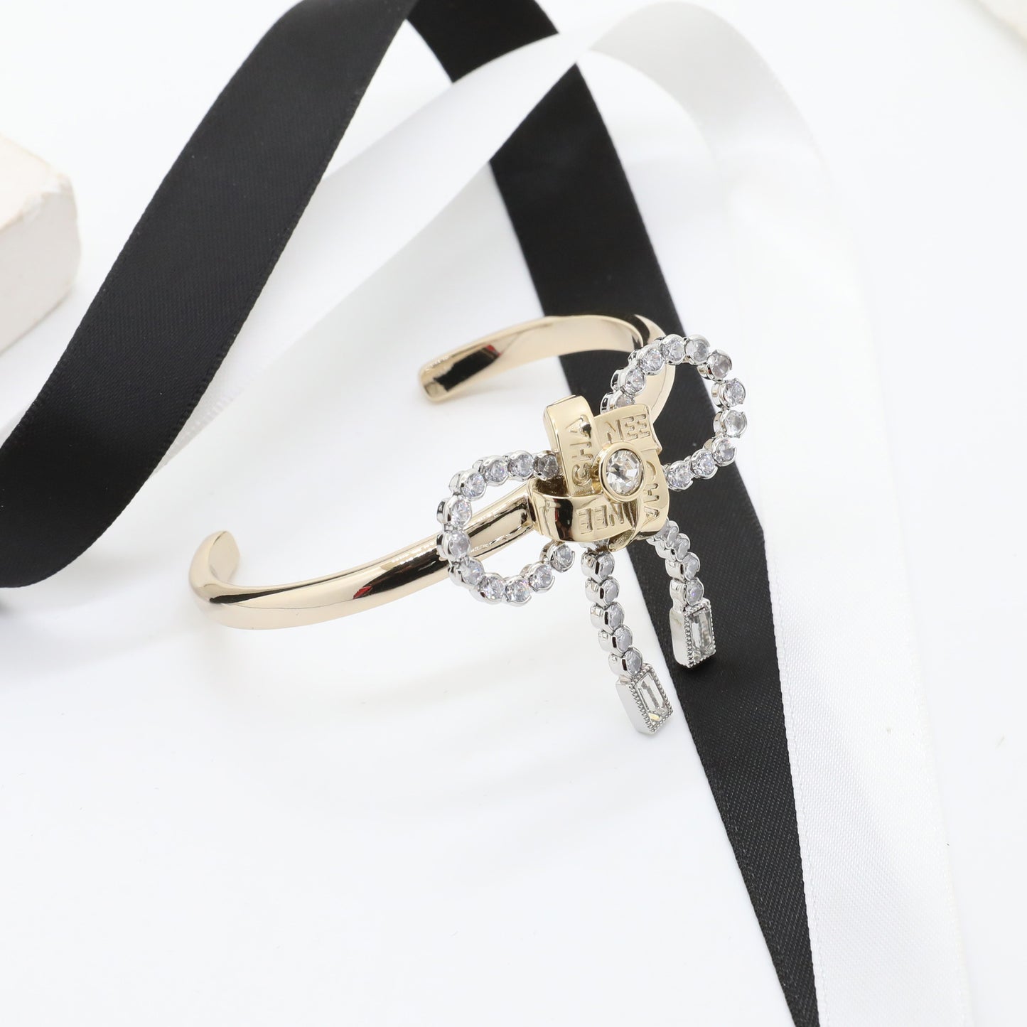 Pulsera de puño de latón chapado con diamantes de imitación y lazo de letras de lujo para mujer