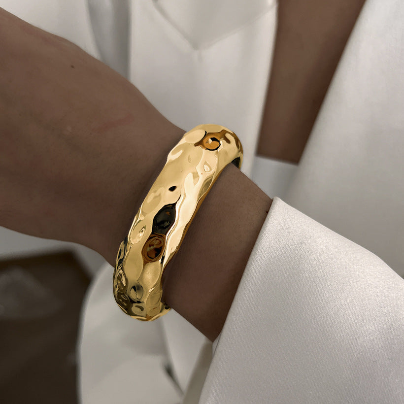 Bracciale da donna in lega elettrodeposita con design a forma di anello geometrico e chiusura a molla