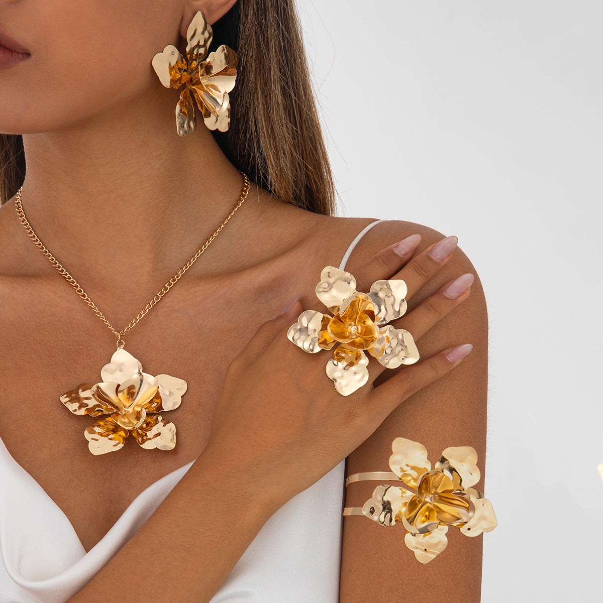 Collana con ciondolo floreale vintage esagerato con design a fiori piegati in metallo 3D e finitura galvanizzata per donna