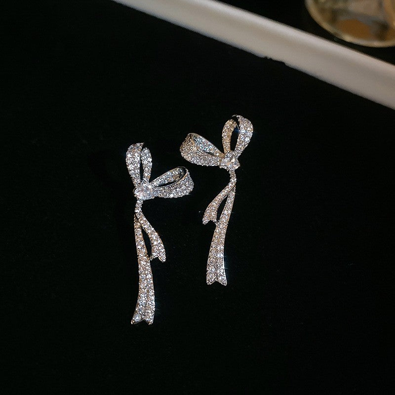 Orecchini floreali minimalisti con perle, perno in argento sterling 925 e strass, da donna