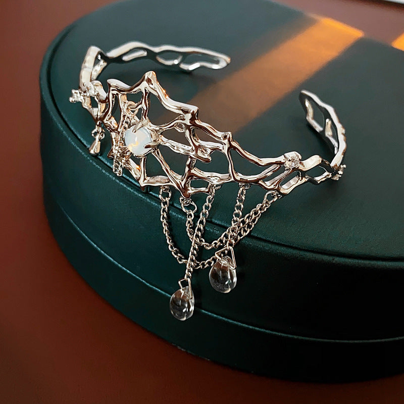 Pulsera de metal con patrón de cuadrícula geométrica de tono frío minimalista con acabado galvanizado para mujer