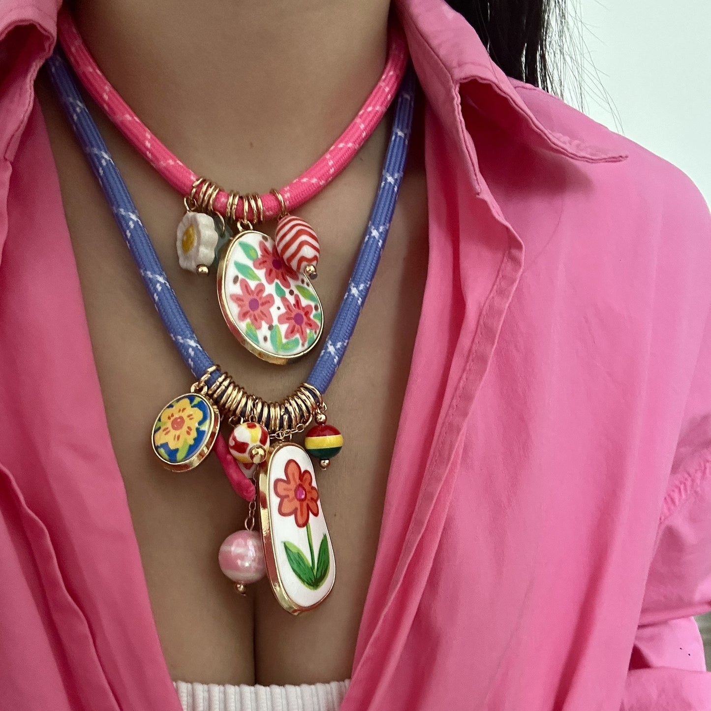 Collana con ciondolo in resina a fantasia floreale geometrica, colorata, fatta a mano, a più strati, da donna
