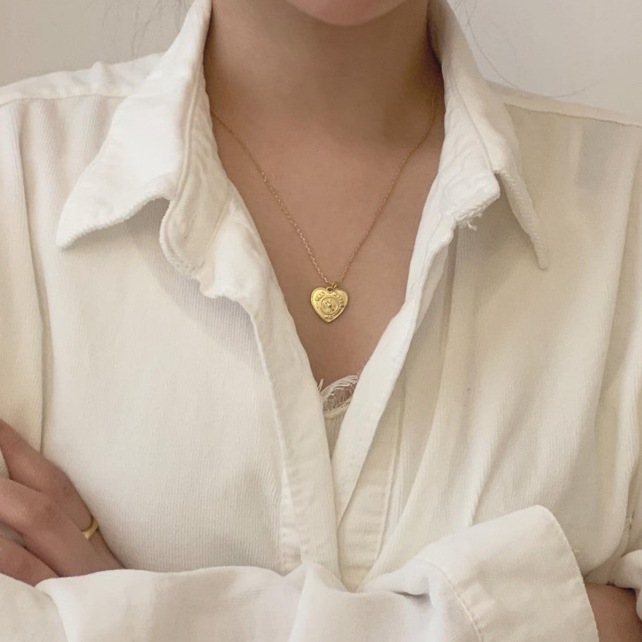 Dolce collana in argento sterling 925 placcato oro con cuore geometrico