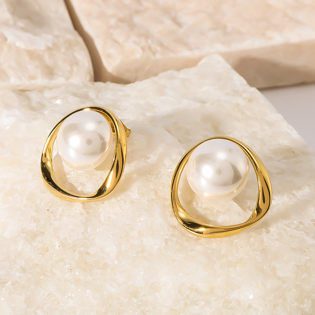 Elegant French Vintage Style Geometric Pearl-Inlaid Stainless Steel Hoop Earrings for Women with 18K Vacuum Plating Finish