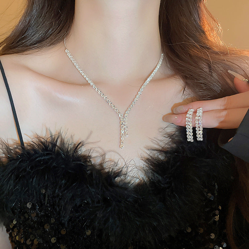 Elegante collar con colgante de lazo de diamantes de imitación y detalles de nácar perlado para mujer — Delicada cadena para clavícula en estilo de lujo minimalista y a la moda