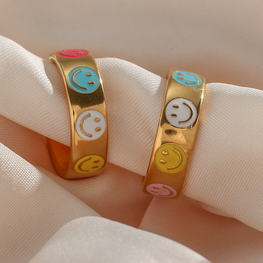 Orecchini Minimalisti a Faccina Sorridente in Acciaio Inox con Placcatura in Oro 18K e Cuore Smaltato
