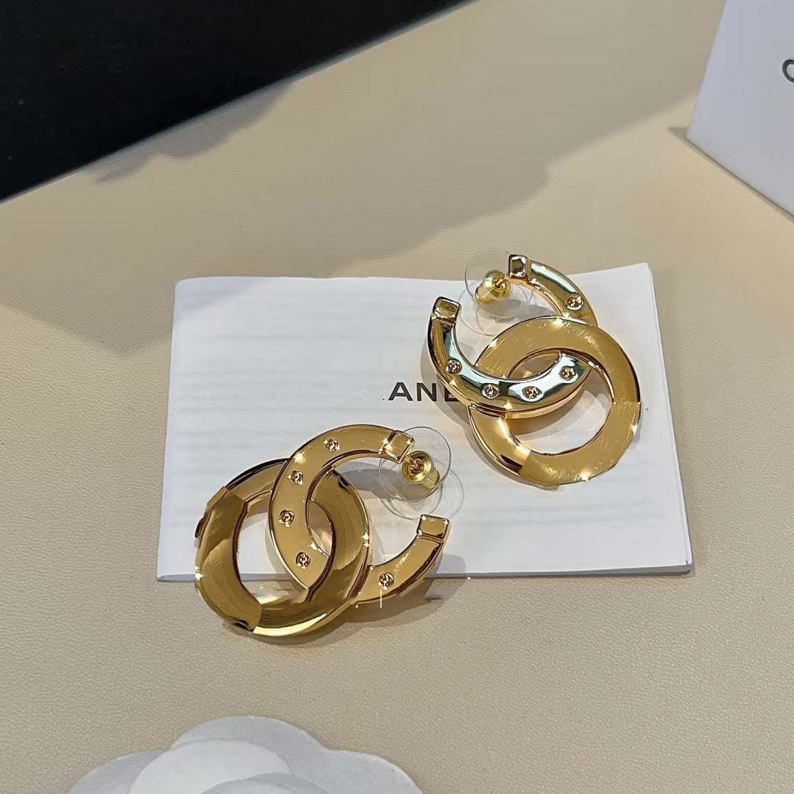 Aretes de letra chapados en oro dulce de lujo de latón con postes de plata esterlina 925 para mujer