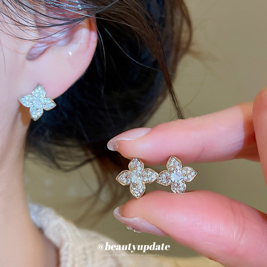 Pendientes Minimalistas de Circonita Floral para Mujer, Ligeros, de Cobre Lujoso con Postes de Acero Inoxidable