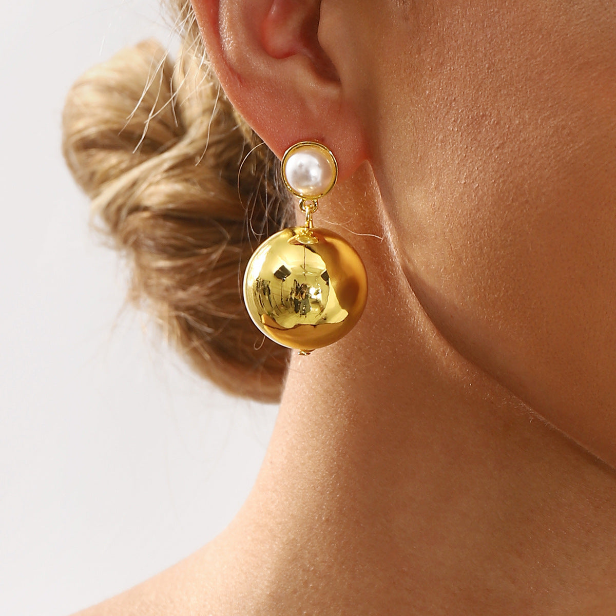 Elegantes Aretes Geométricos de Perlas para Mujer con Acabado Bañado, Joyería Moderna y Versátil para el Día a Día
