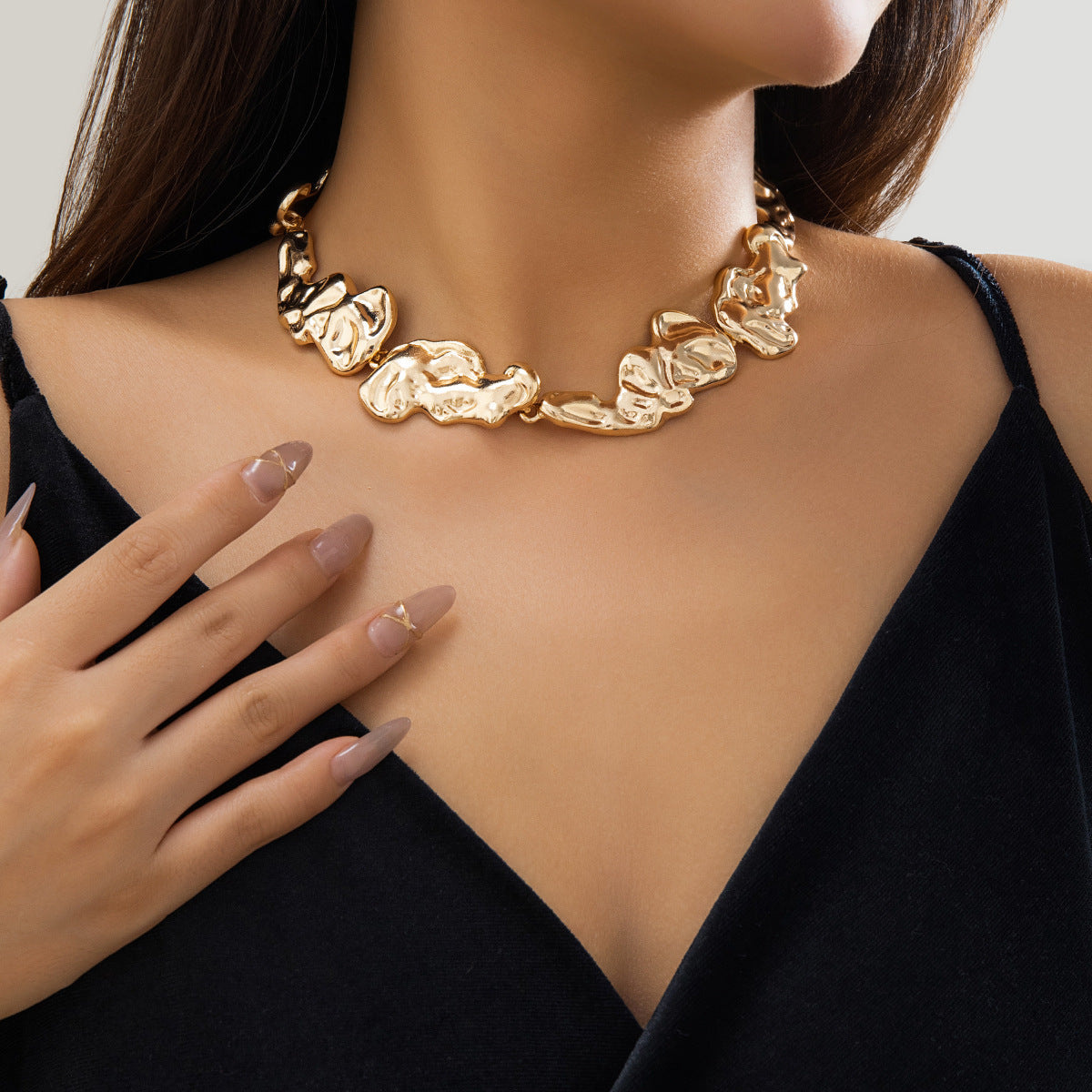 Irregular Geometric Lava Metal Choker Necklace for Women with Liquid-Wrinkle Texture and Handmade Chain