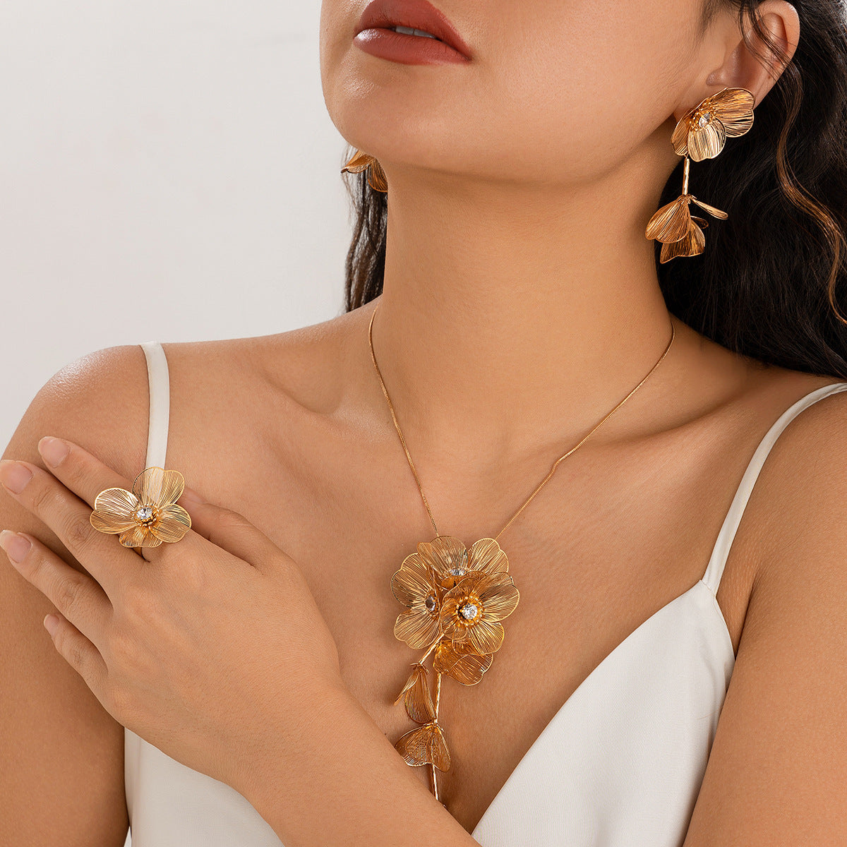 Collar con colgante minimalista de hoja de ginkgo con incrustaciones de pedrería en cobre sobre cadena de serpiente para mujer