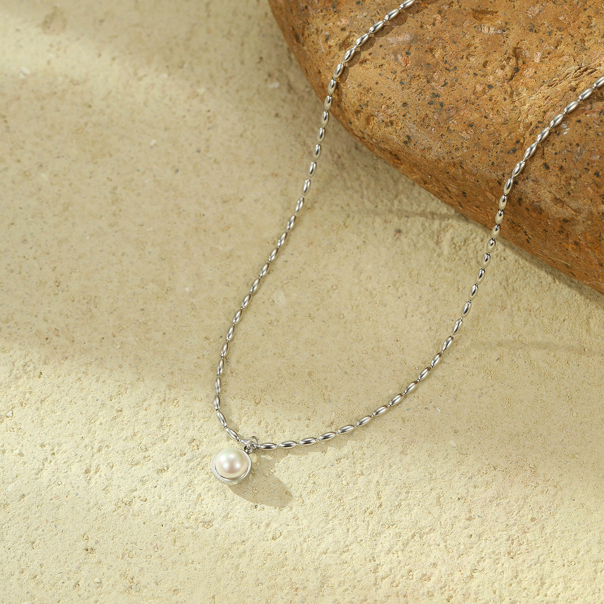 Collar Minimalista de Perlas Francesas para Mujer en Acero Inoxidable con Acabado Chapado, Elegante Cadena para Clavícula para Otoño e Invierno