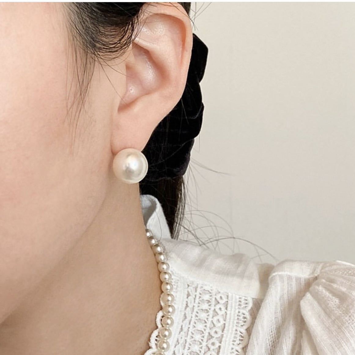 Orecchini Minimalisti a Forma di Lettera in Argento Sterling 925 con Perla di Vetro e Finitura Placcata
