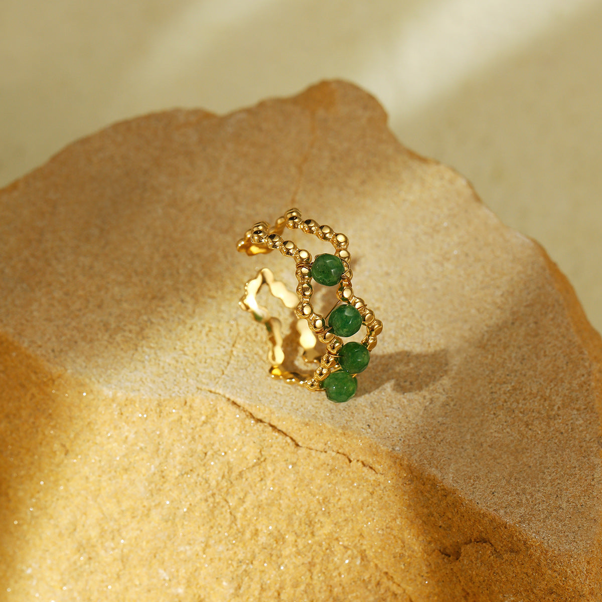 Anillo minimalista de acero de titanio geométrico para mujer con acabado chapado y cuentas de piedra natural