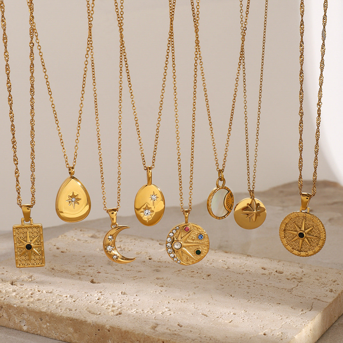 Collana Minimalista con Stella a Otto Punte in Acciaio Inossidabile con Intarsio di Zirconi, Ciondolo in Acciaio al Titanio per Donna