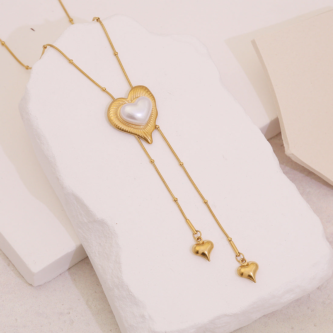 Collana pendente lunga in acciaio inossidabile placcato con cuore e camelia, con nappa, stile ufficio, alla moda, da donna