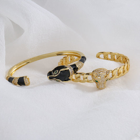 Brazalete Abierto Minimalista con Cabeza de Leopardo para Mujer en Cobre con Baño de Oro de 18K y Acabado Esmaltado