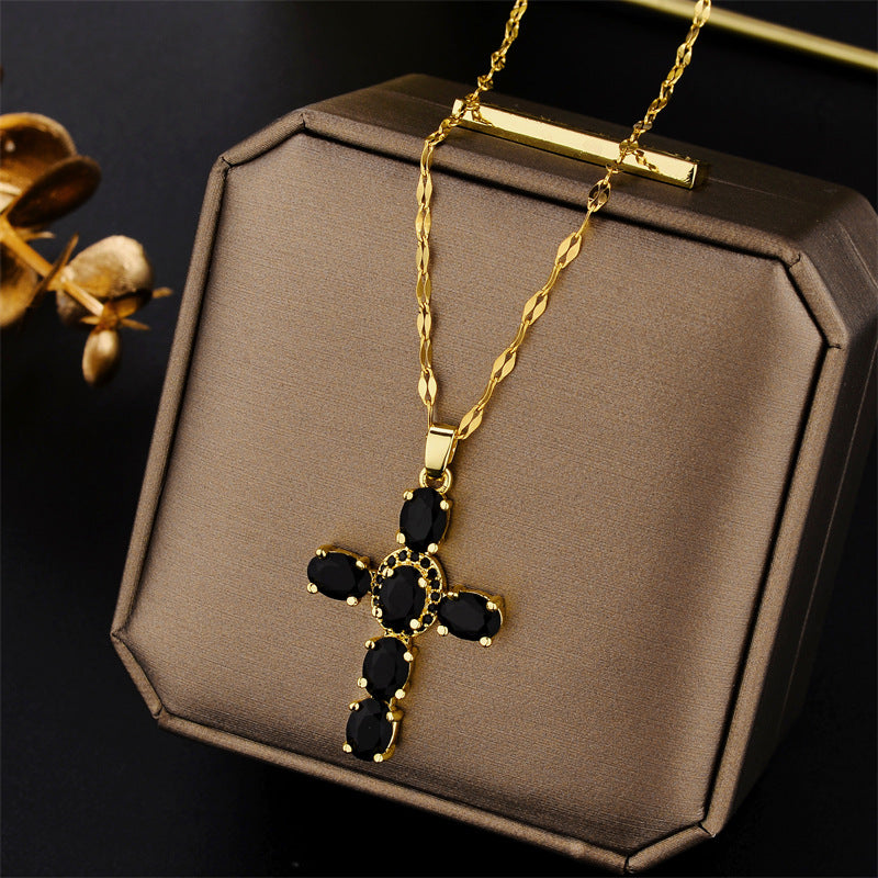 Collana a ciondolo a croce minimalista in acciaio al titanio con zirconi micropavé su catena a maglie a torsione