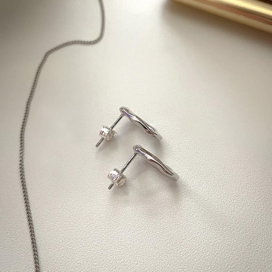 Orecchini a perno da donna asimmetrici a forma di cuore minimalisti in argento sterling 925 con superficie texturizzata