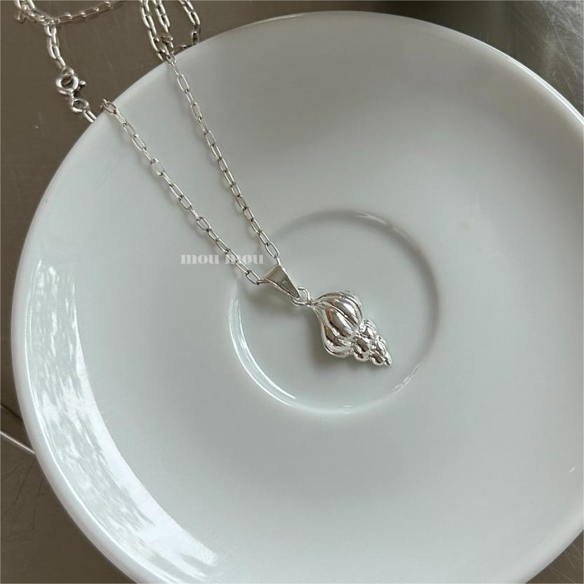 Minimalist Seashell Pendant Necklace in 925 Sterling Silver with Adjustable Chain