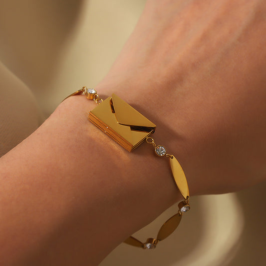Pulsera de Acero Inoxidable con Forma de Sobre Minimalista con Incrustaciones de Circones y Baño de Oro de 18K para Mujer