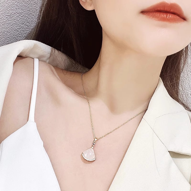 Collana girocollo minimalista floreale da donna e da uomo in acciaio al titanio placcato oro con catena a maglie per uno stile discreto