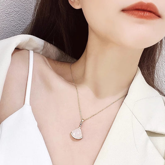 Minimalist Floral Pendant Necklace for Women and Men in Titanium Steel with Gold Plating on O-Chain for Clavicle Styling
