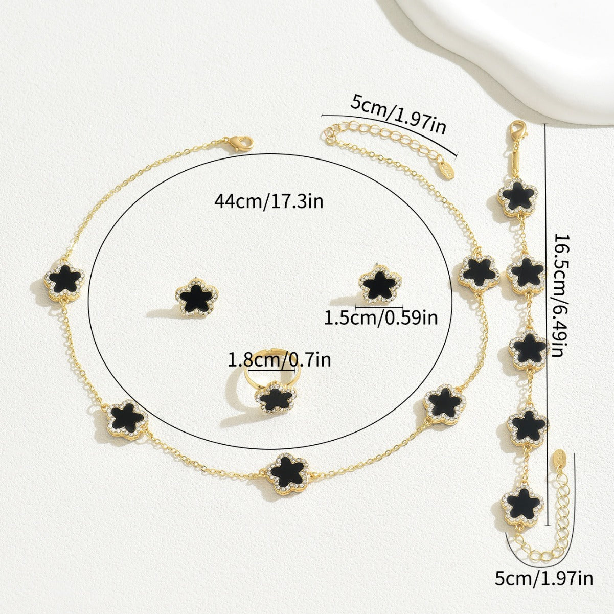 Set bracciale in lega con design floreale, collana, orecchini e anello impreziositi da strass per donna