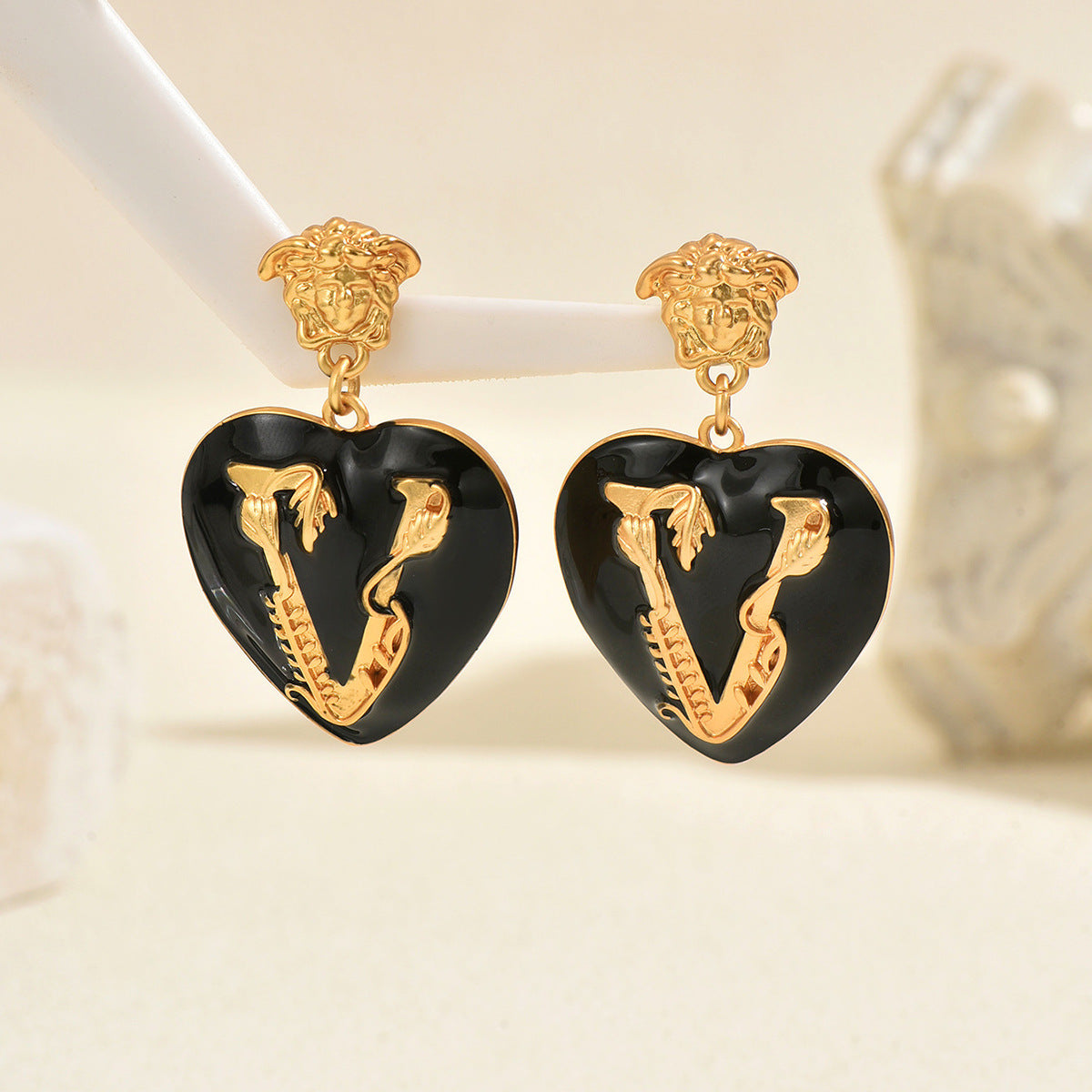 Pendientes de tuerca minimalistas de aleación de zinc esmaltada con forma de corazón para mujer con postes de acero inoxidable