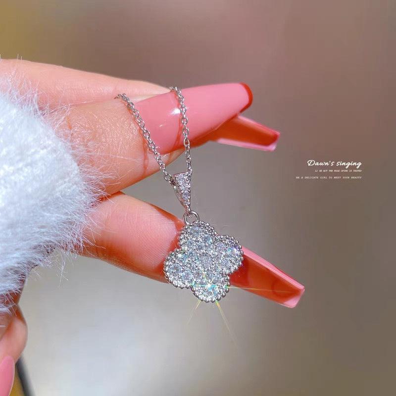 Collana con Pendente Minimalista a Quadrifoglio da Donna in Acciaio al Titanio con Finitura Placcata e Catena Snake