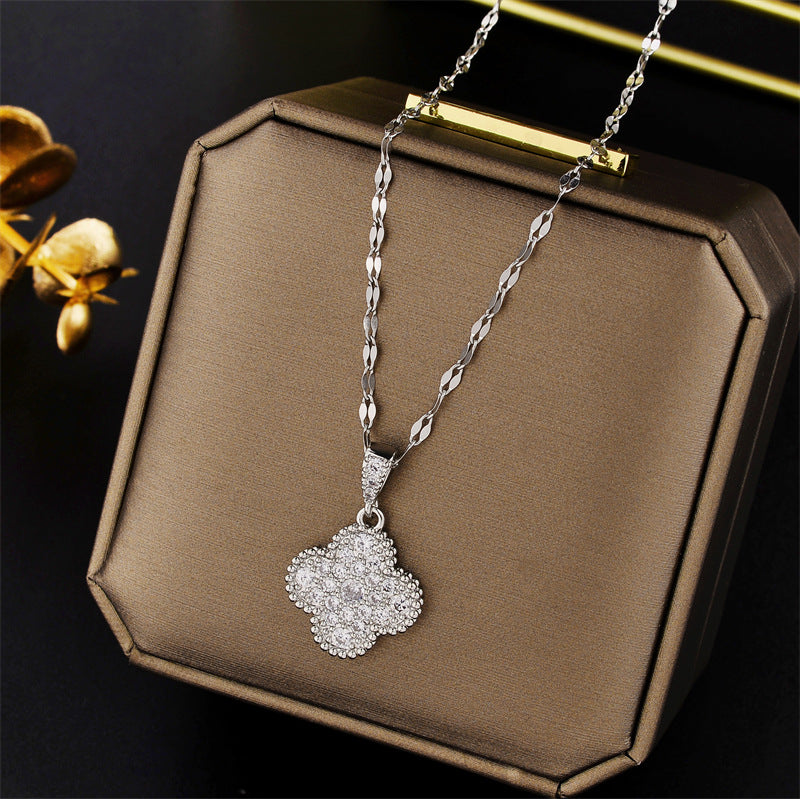 Collana con Ciondolo Trifoglio Minimalista in Acciaio al Titanio con Placcatura Oro e Intarsio in Zirconi per Donna