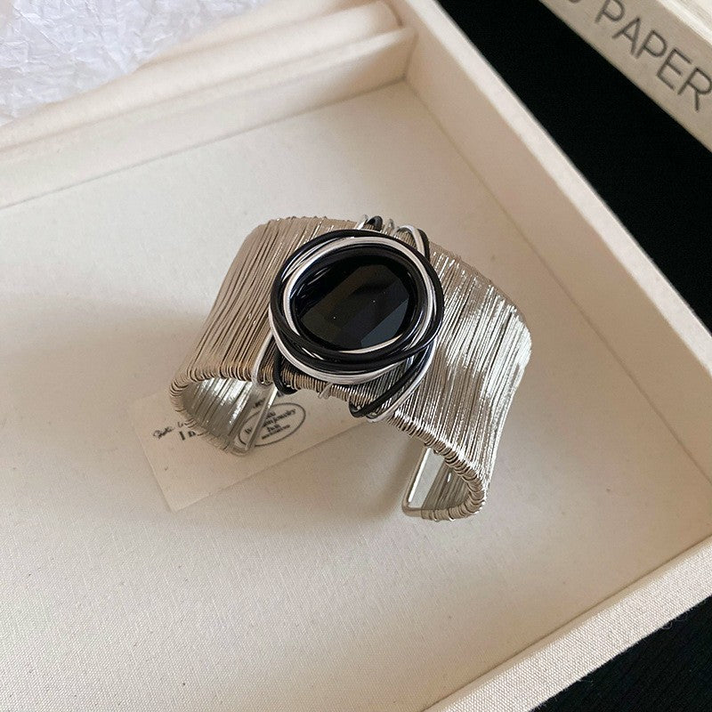 Pulsera de metal con patrón de cuadrícula geométrica de tono frío minimalista con acabado galvanizado para mujer