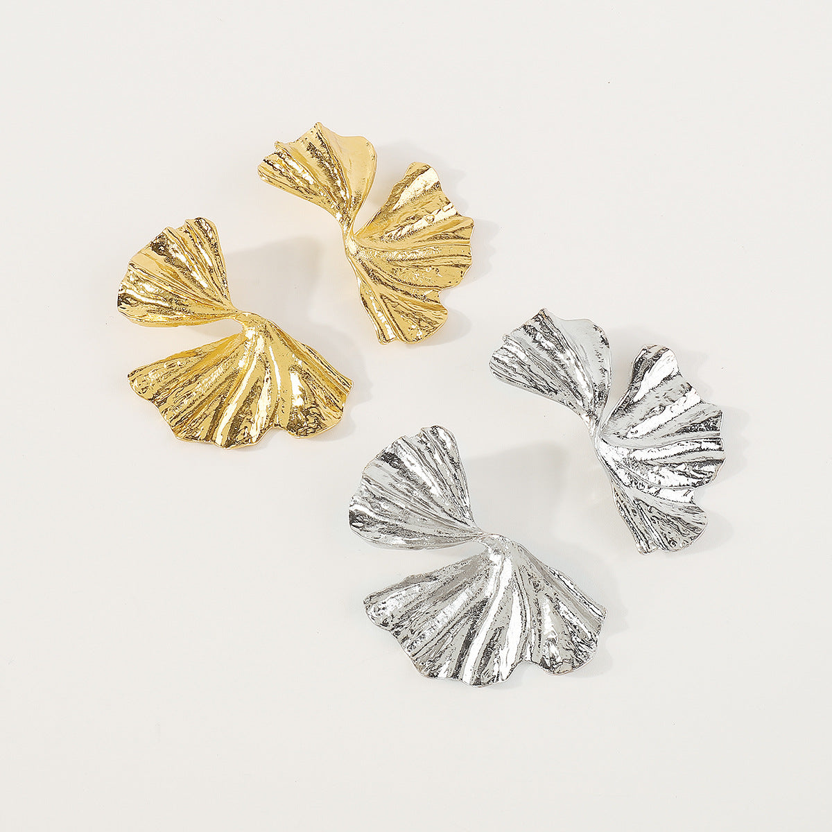 Pendientes de Hoja de Ginkgo Geométricos Dulces y Atrevidos de Aleación con Acabado Galvanizado para Mujer