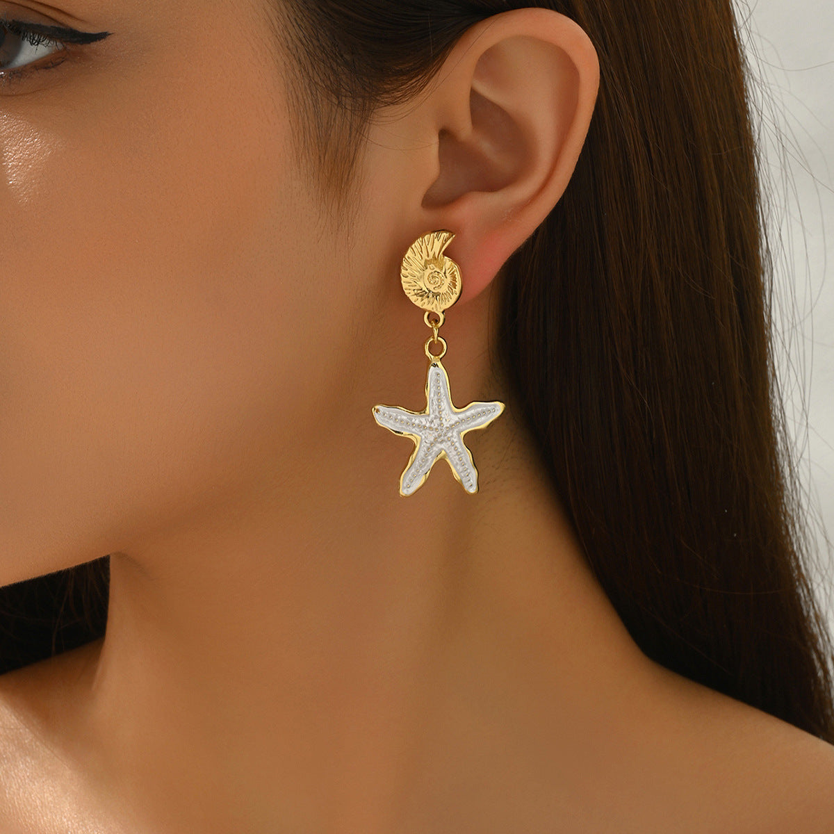 Orecchini a perno minimalistici a forma di stella marina e conchiglia, ispirati all'oceano, in lega di zinco con finitura smaltata da donna