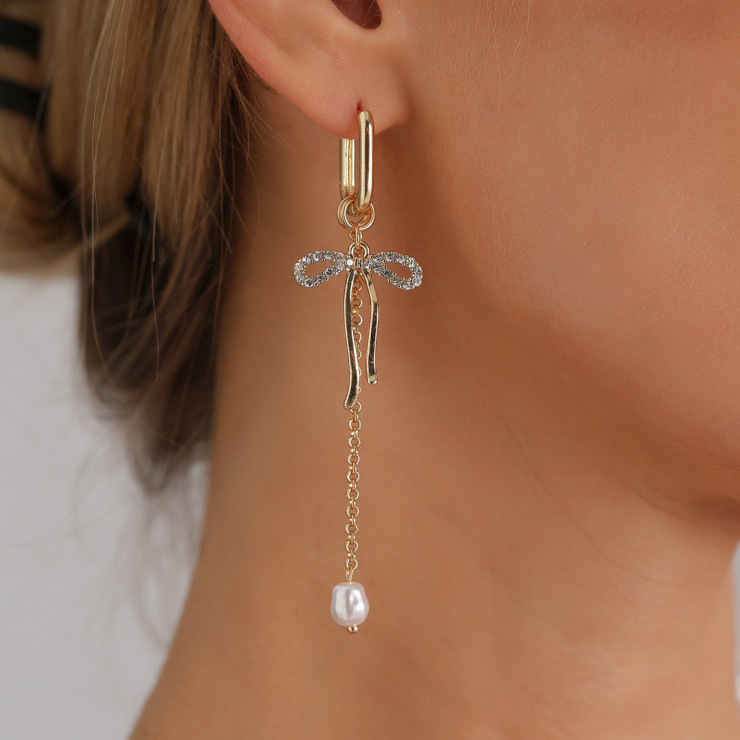 Vintage Elegant Butterfly Pendant Earrings with Rhinestone Inlay and Pearl Drops, Zinc Alloy Base with Electroplated Finish, Stainless Steel Posts