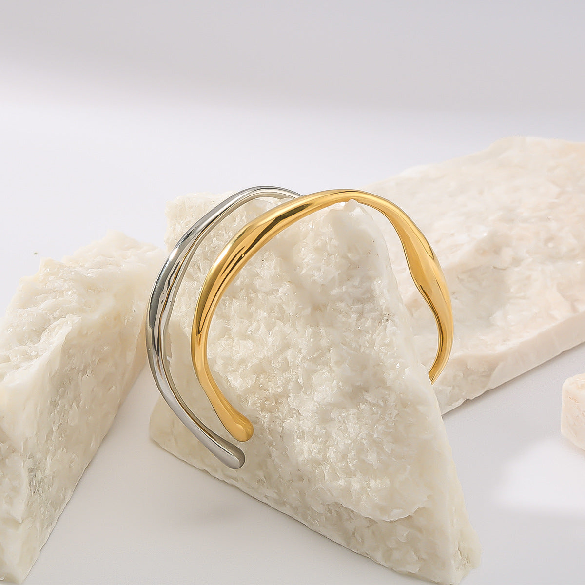 Bracciale da donna in acciaio al titanio a forma di C geometrica asimmetrica con placcatura in oro sottovuoto