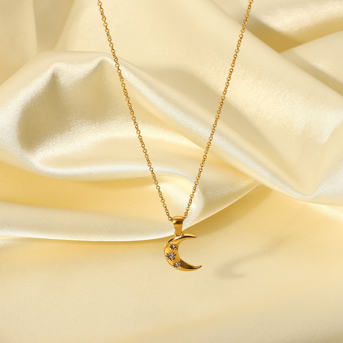 Collar con Colgante de Luna Minimalista para Mujer con Cadena de Acero Inoxidable Bañada en Oro de 18K y Triple Incrustación de Circonita