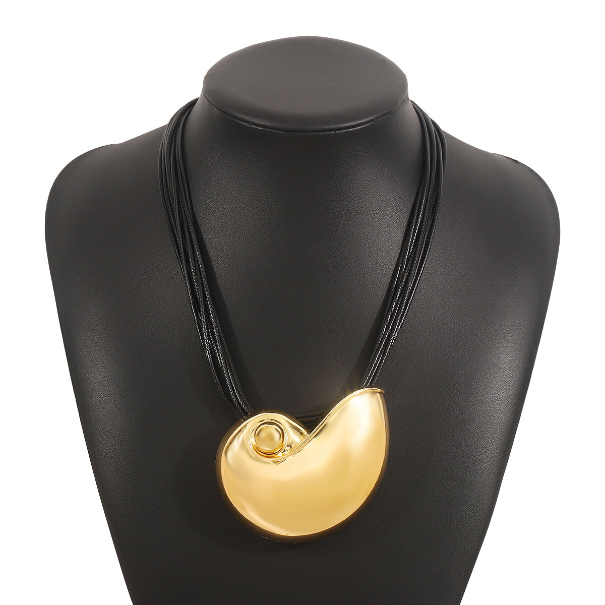 Collar con colgante de concha geométrica en aleación con acabado galvanizado, cordón de cera coreano, pieza de moda inspirada en el océano para mujeres