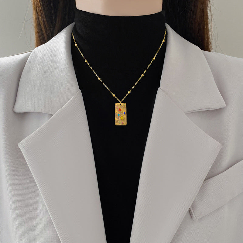 Collana da donna in acciaio al titanio geometrica minimalista irregolare con placcatura in oro e dettagli con perle quadrate