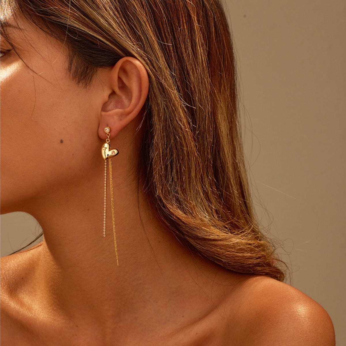 Orecchini pendenti da donna alla moda asimmetrici a forma di cuore con zircone in acciaio inossidabile e finitura galvanica