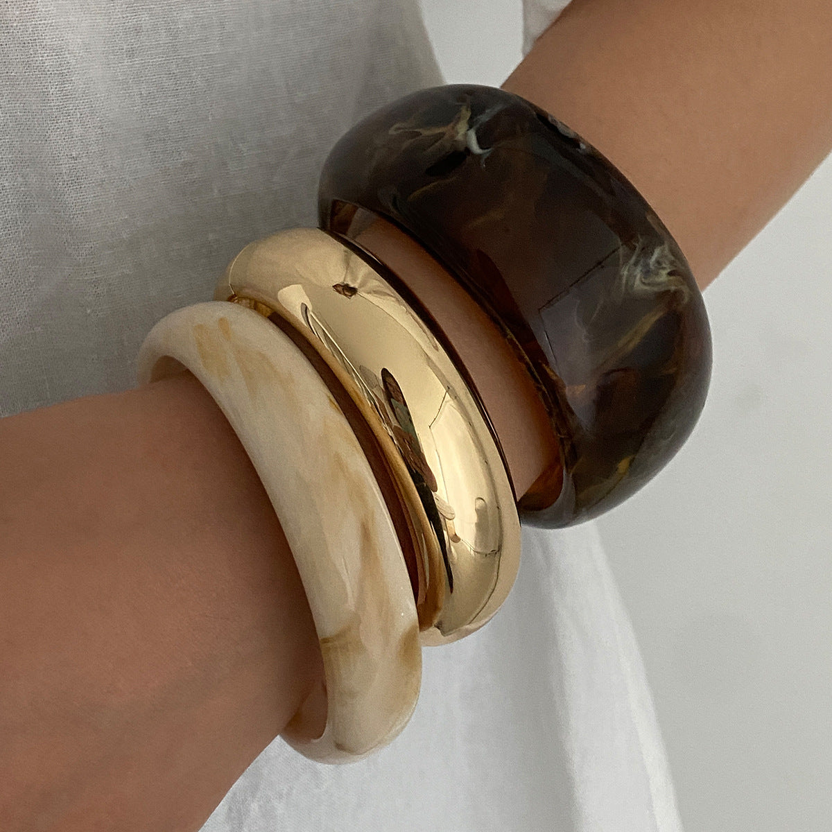 Bracciale da donna minimalista geometrico in acrilico e lega con finitura placcata